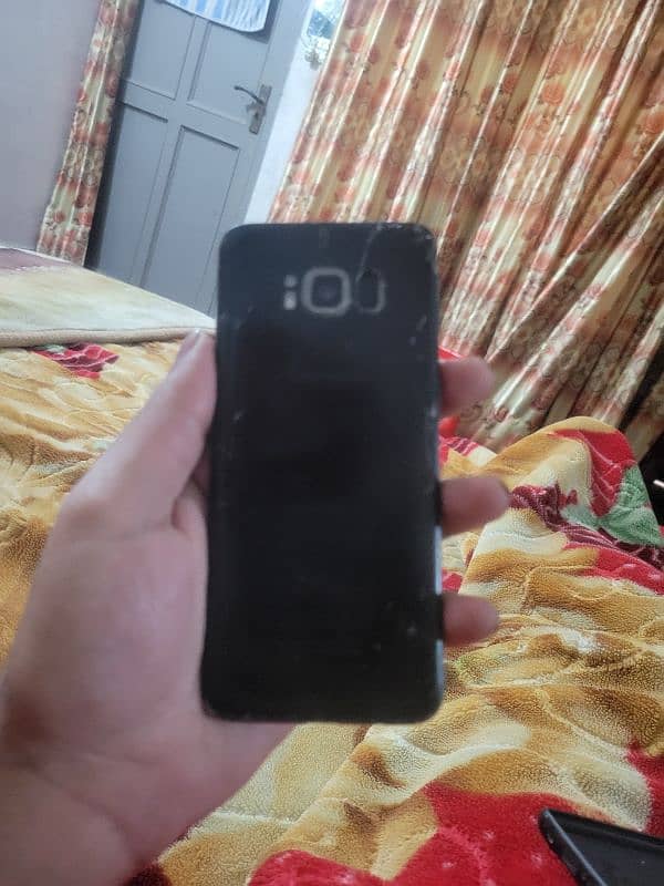 es ki lcd khrab h chahrg py lga k chalta h kisi k pas lcd ho to mujhy 1