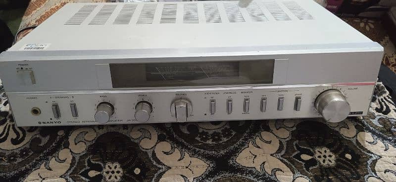 SANYO stereo integrated amplifier 1