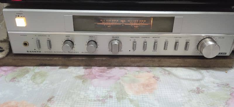 SANYO stereo integrated amplifier 8