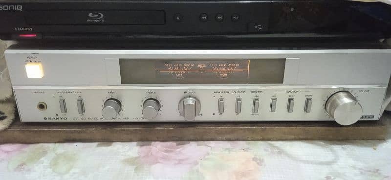 SANYO stereo integrated amplifier 9