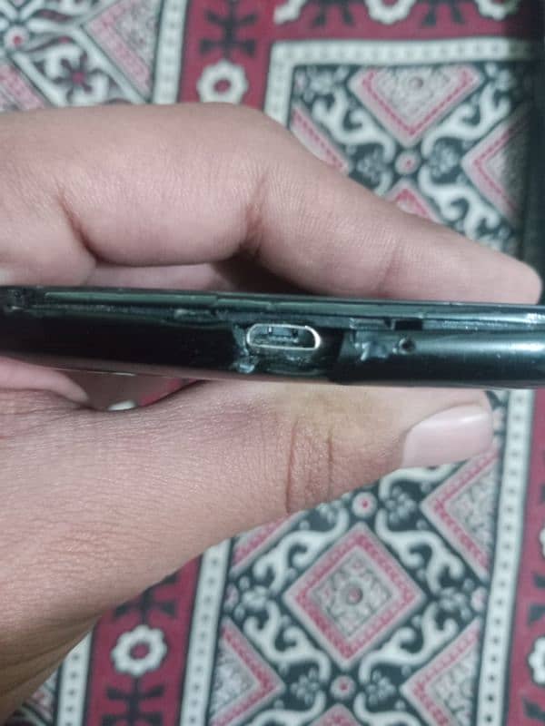 Moto E4 10/7 koi masla nai box or charger nai ha 4