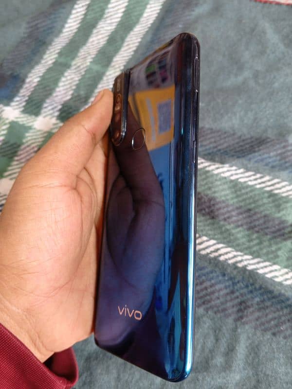 urgent sale (vivo v15) 8/256  very good condition 5