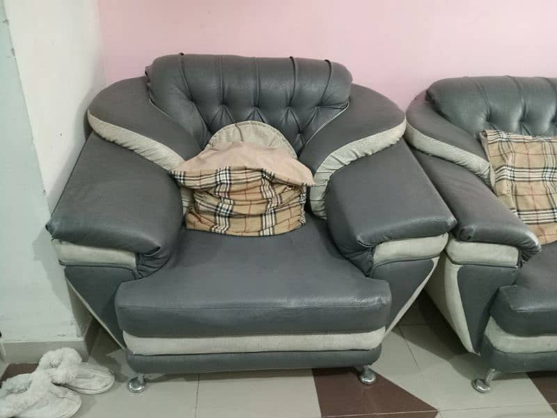 5 seater leather sofa set and 2 chairs 0