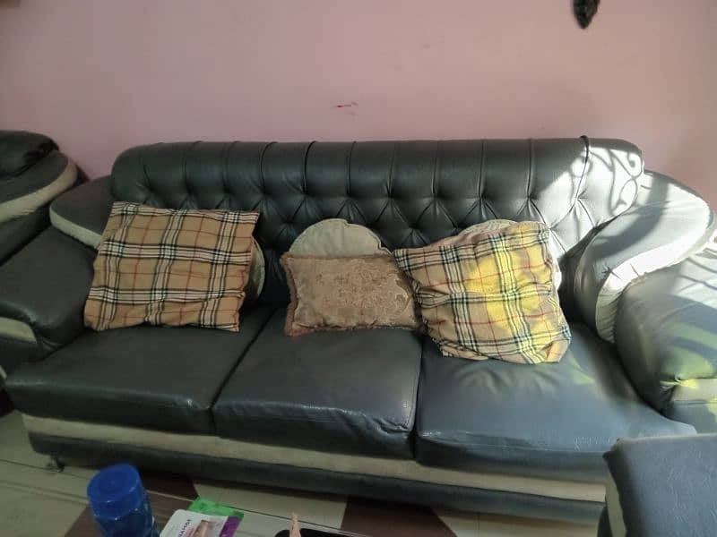 5 seater leather sofa set and 2 chairs 1