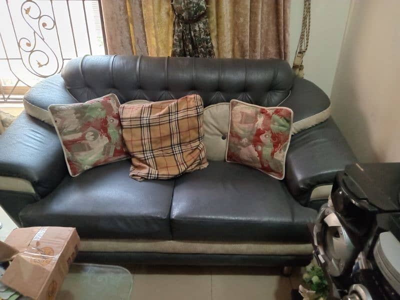 5 seater leather sofa set and 2 chairs 2