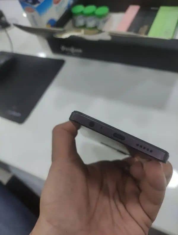 VIVO (Y27S).  (8/128 GB).   (10/10 CONDITION) 2