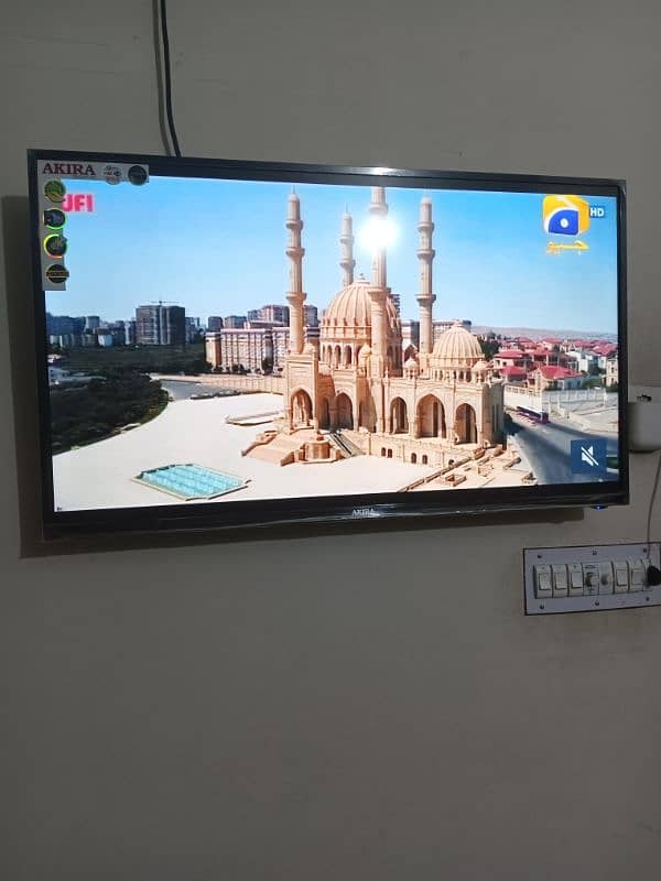 Akira 40 inch smart LED tv 3