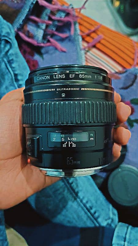 85mm 1.8 lens stm canon mount  10/9 condition scratches less 1