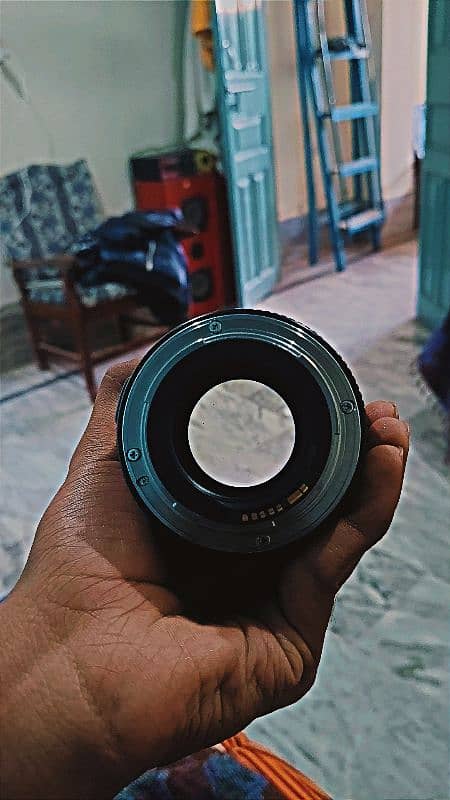 85mm 1.8 lens stm canon mount  10/9 condition scratches less 2