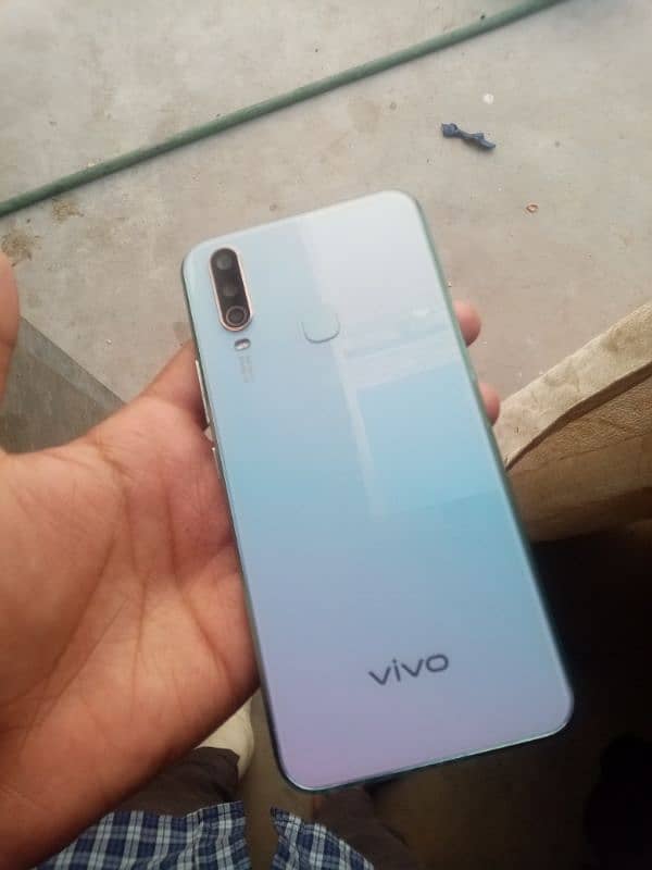 vivo y 17      6 gb /128.     mobile number 03172670687 2