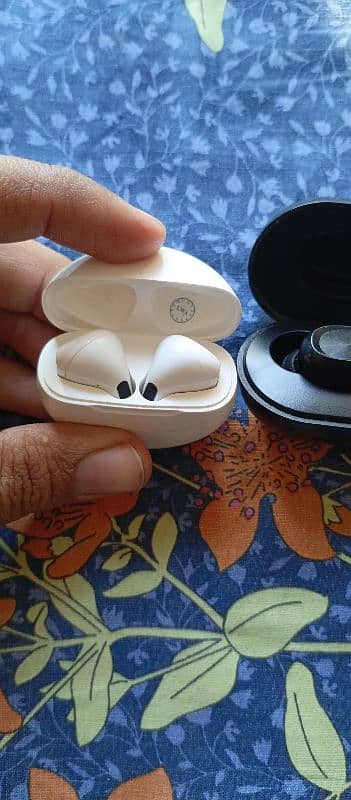 Good quality ear buds for sale in good condition and Battery 0