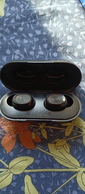 Good quality ear buds for sale in good condition and Battery 1