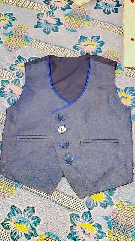 3pics suit 2 years old size 14 or sherwani kola just 1time use new he 1