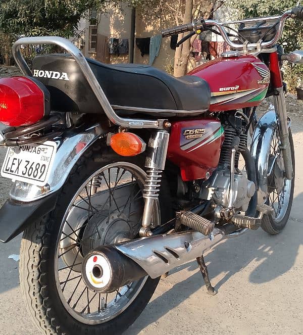 Honda 125 2014 model Lahore no call no 03141212088 6