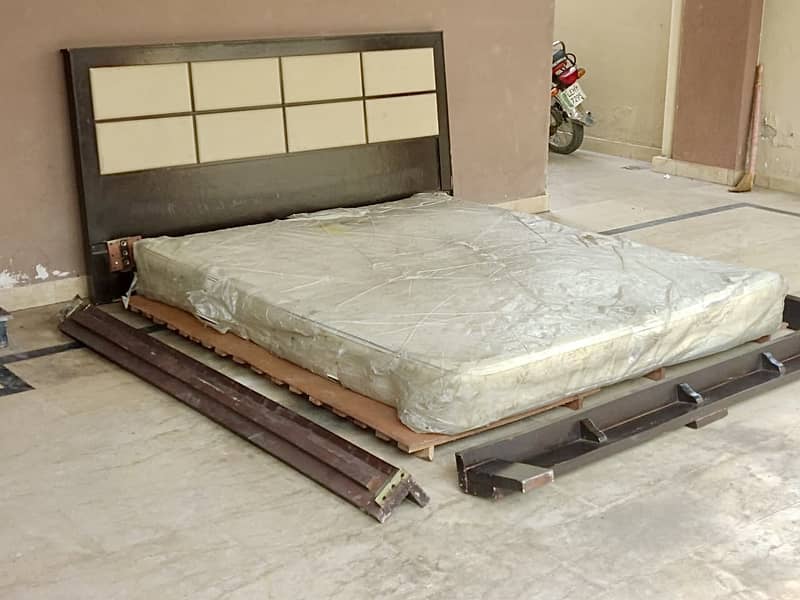 King Size Bed / With Spring Mattress / With Side Tables 0