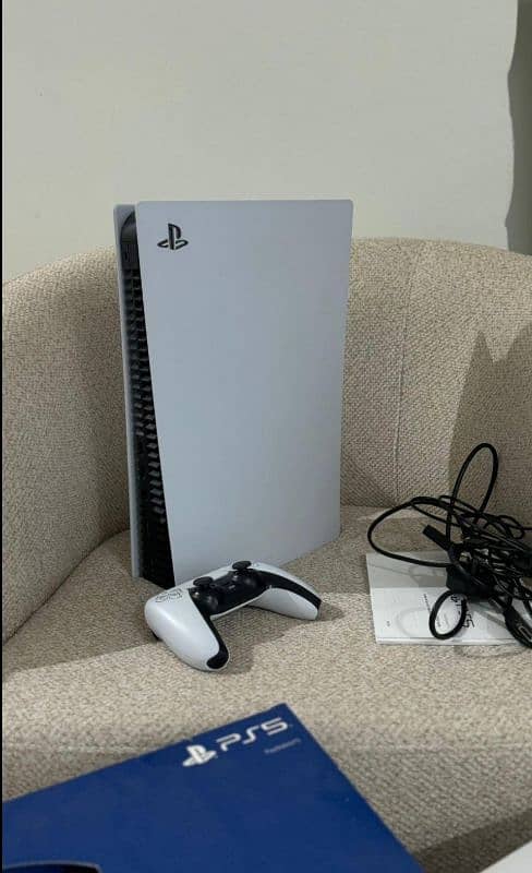 PS5 with installed games and 2 controllers 2