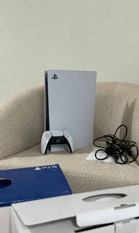 PS5 with installed games and 2 controllers 3