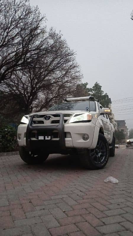 Toyota Hilux 2011 1