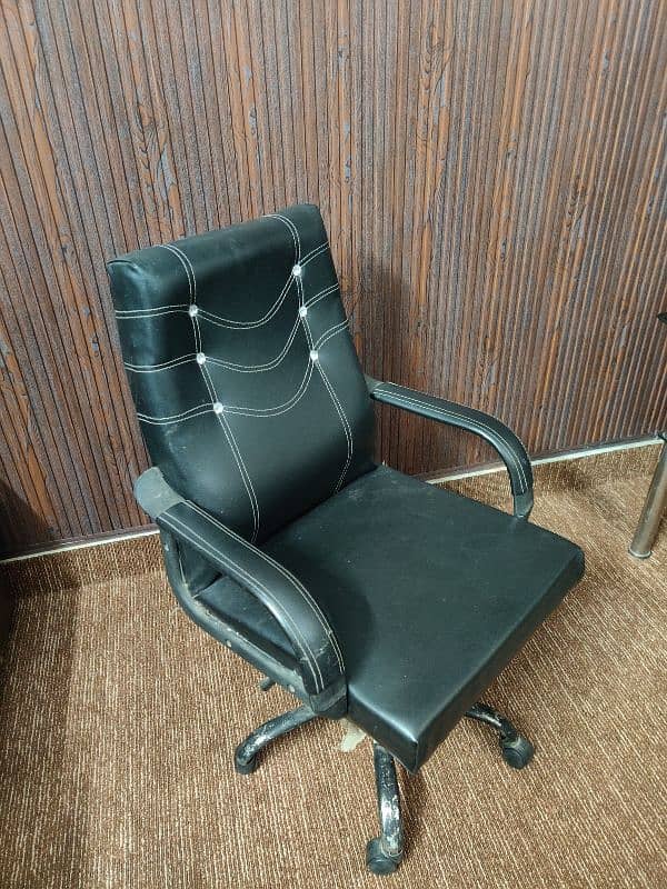 Office chair 10/10 and table 9/10 3