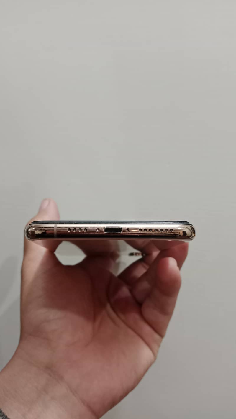 Apple iPhone XS Max 3