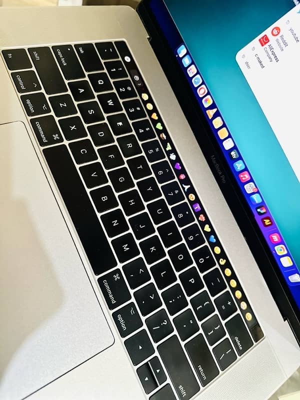 MacBook Pro 2017 Touchbar 15.4 inches 1