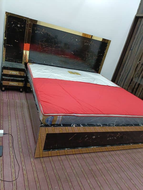 king bed with 1 side table with matters 1