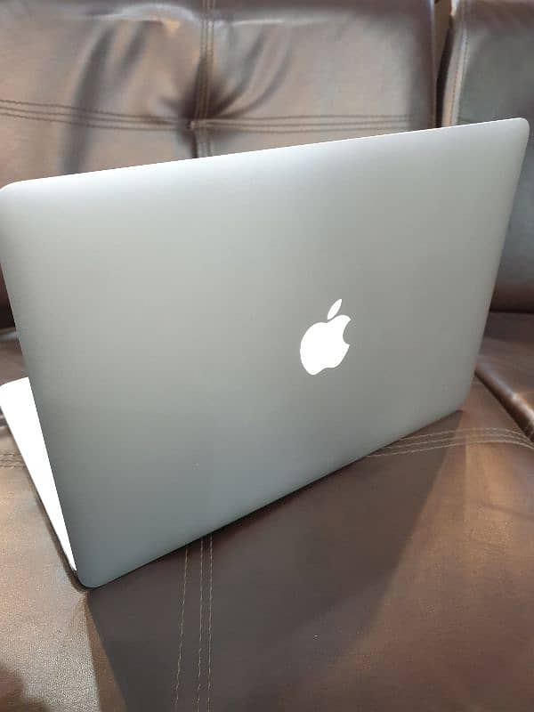 Apple MacBook Air 2017 Core i5 ,8GB RAM, 128GB SSD Hd Graphics 6000 3