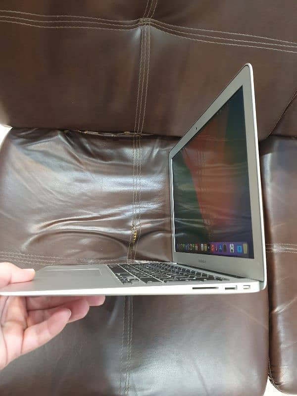 Apple MacBook Air 2017 Core i5 ,8GB RAM, 128GB SSD Hd Graphics 6000 6