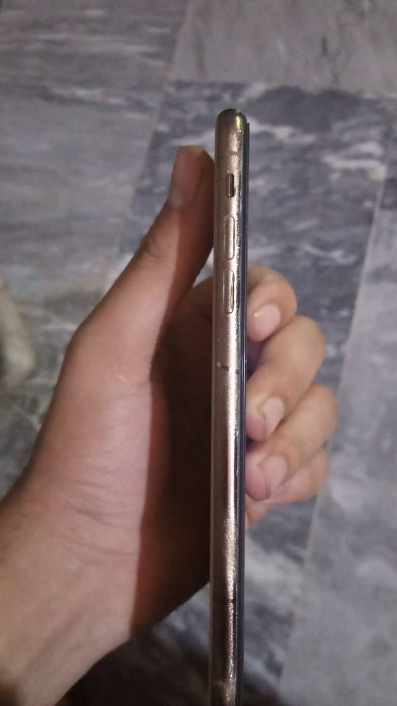 I phone xsmax 64gb Non pta back brake battrey healt 80 percent 2