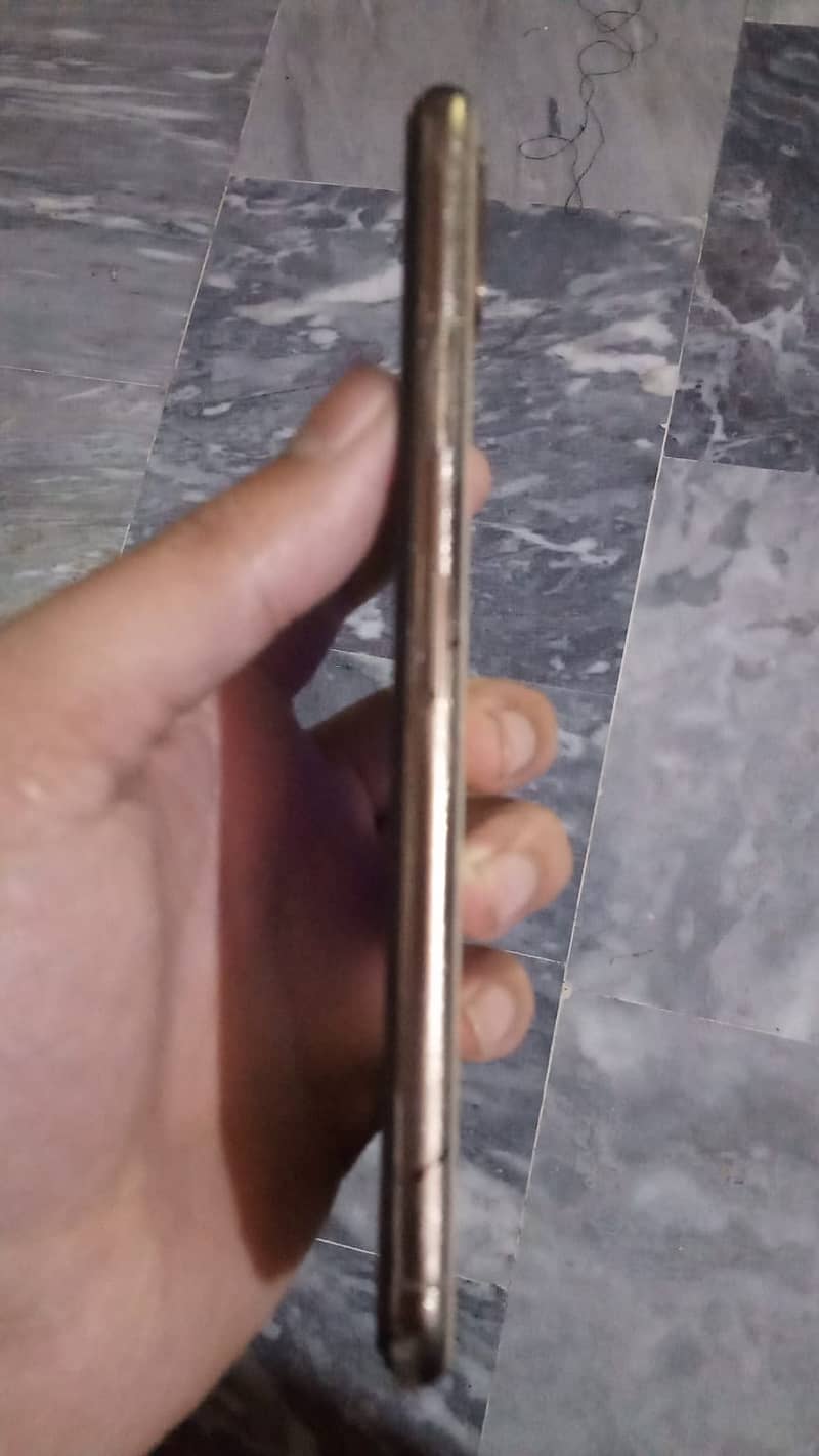 I phone xsmax 64gb Non pta back brake battrey healt 80 percent 4