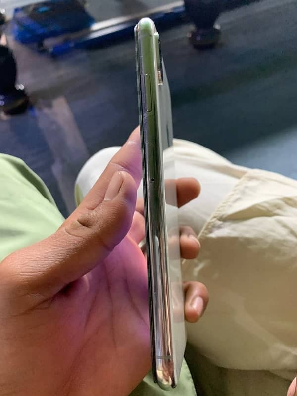 IPHONE XS MAX.     87%battery       64GB.           10/9CONDITION 0