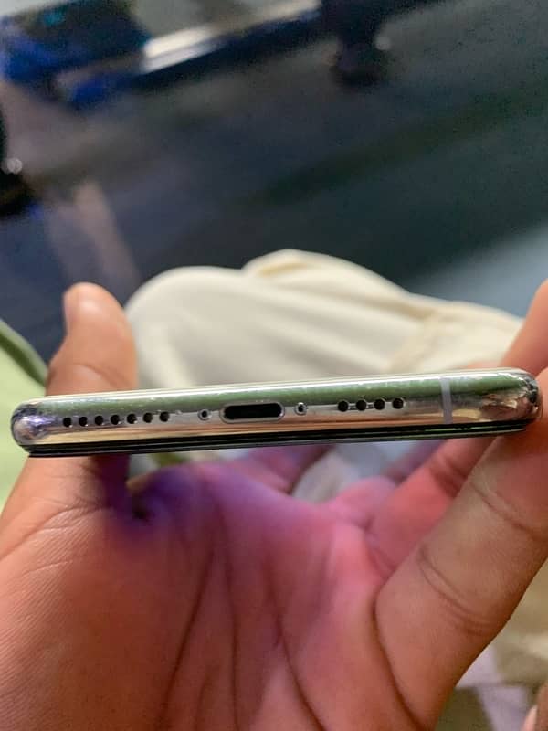 IPHONE XS MAX.     87%battery       64GB.           10/9CONDITION 2