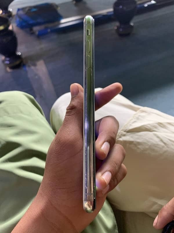 IPHONE XS MAX.     87%battery       64GB.           10/9CONDITION 3