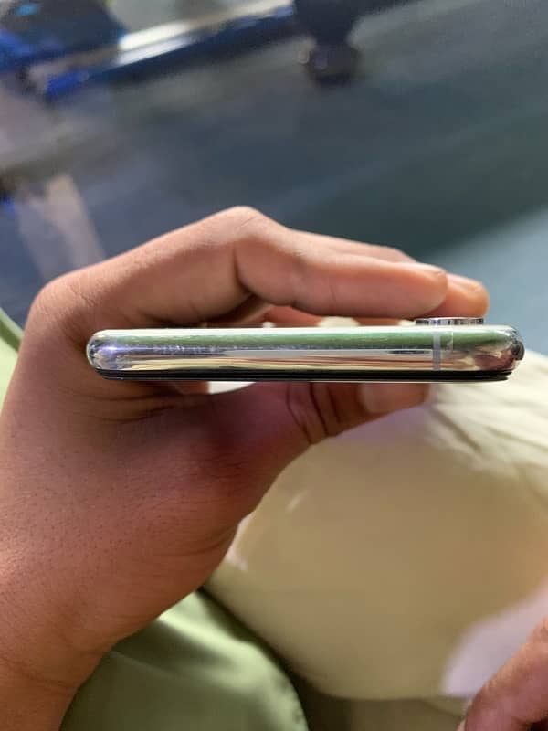 IPHONE XS MAX.     87%battery       64GB.           10/9CONDITION 4