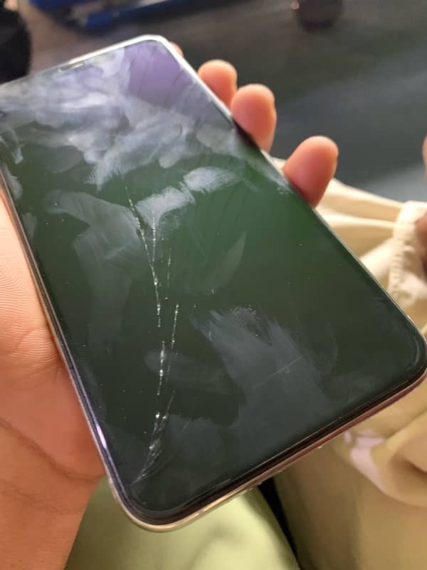 IPHONE XS MAX.     87%battery       64GB.           10/9CONDITION 6