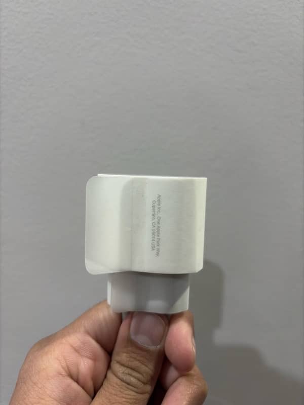 Apple 20W Adapter 1