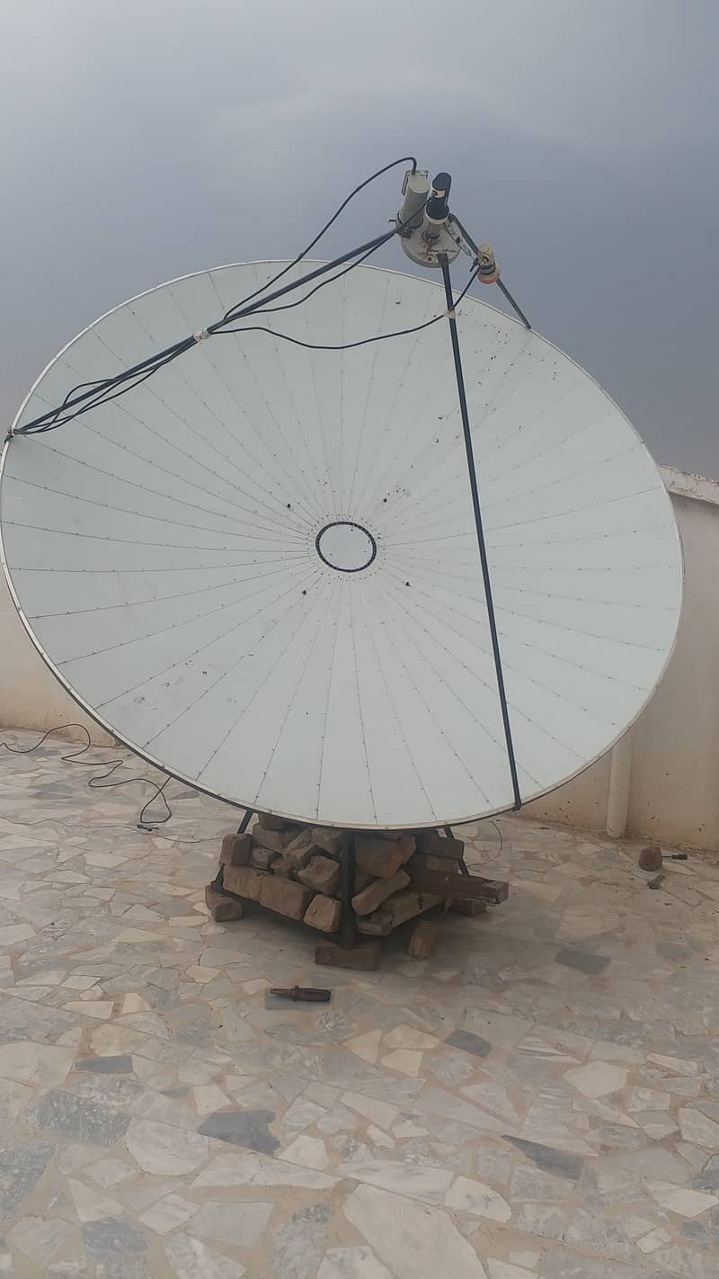 Dish antena 8 feet special 10/10 condition 1