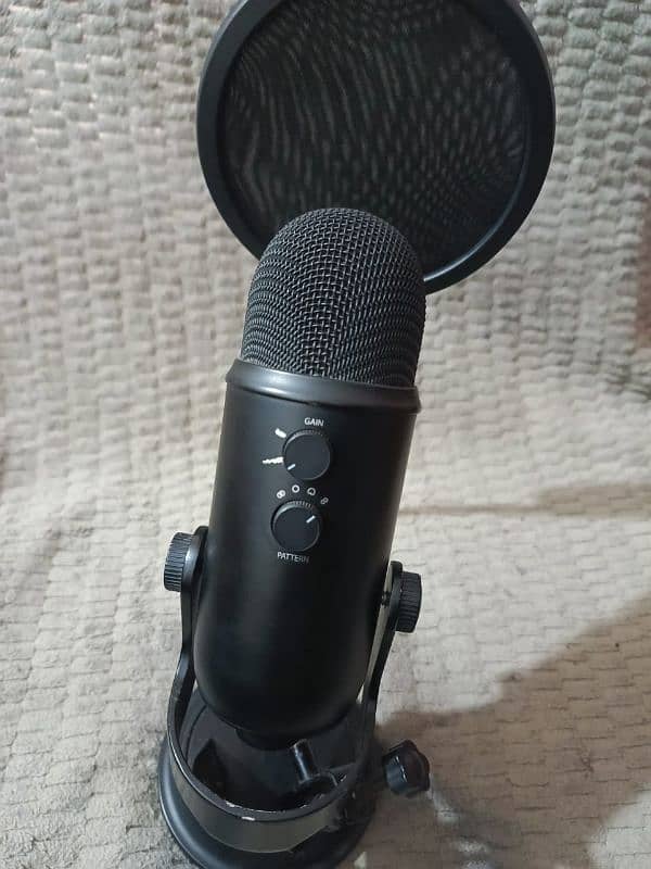 orignal blue yeti mic + 6feet long imported cable and pop filters 2