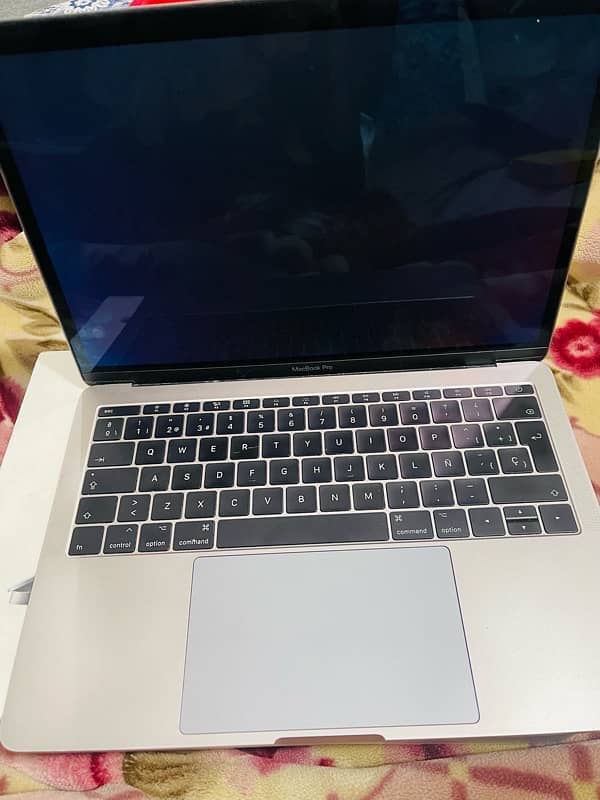 MacBook Pro 2017 16gb/256gb SSD condition 10/9.8 just lcd issue 2