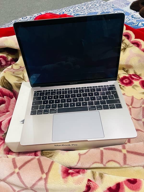 MacBook Pro 2017 16gb/256gb SSD condition 10/9.8 just lcd issue 3