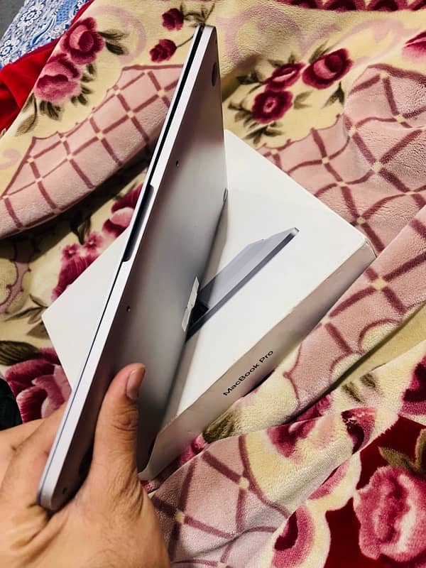 MacBook Pro 2017 16gb/256gb SSD condition 10/9.8 just lcd issue 6