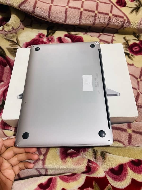 MacBook Pro 2017 16gb/256gb SSD condition 10/9.8 just lcd issue 7