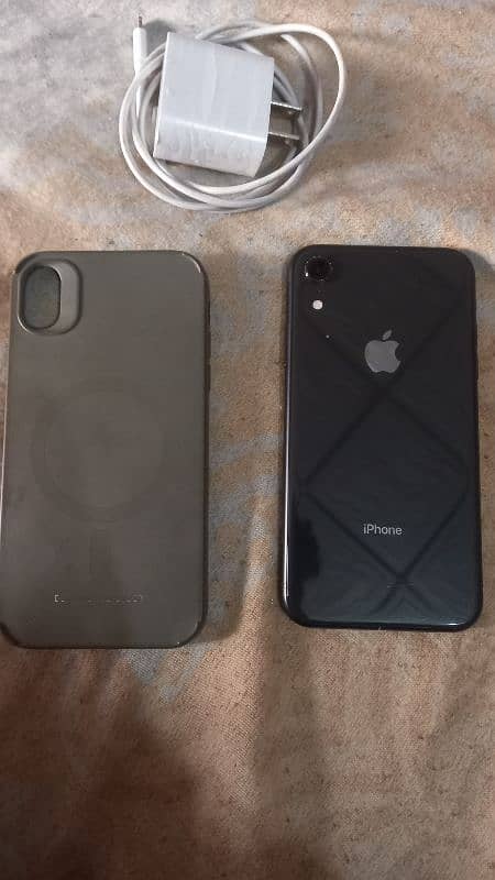 Iphone xr  factory unlock 64 gb + charger + Cover batter hlt 80 1