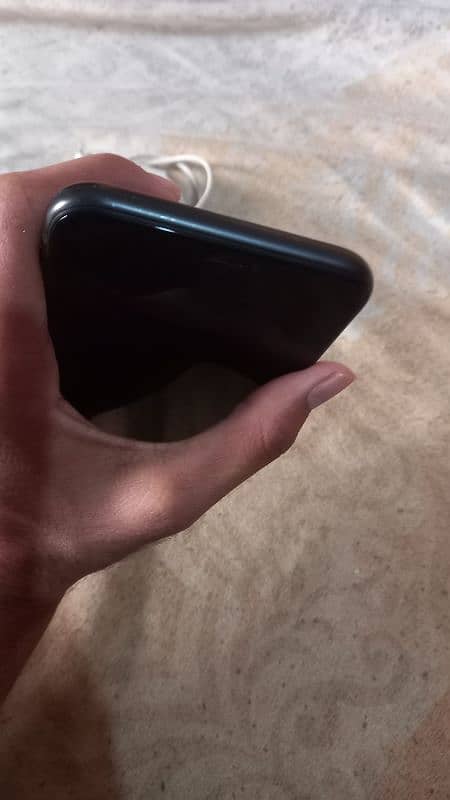 Iphone xr  factory unlock 64 gb + charger + Cover batter hlt 80 10