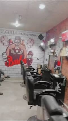 Gloria hair cut studio per carigers ki zrort hai