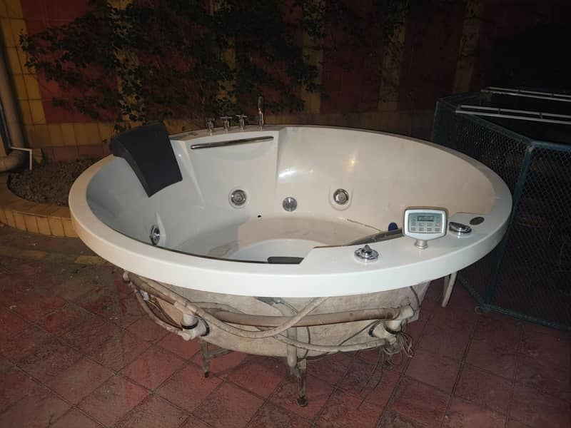 Round Jacuzzi Apollo 1