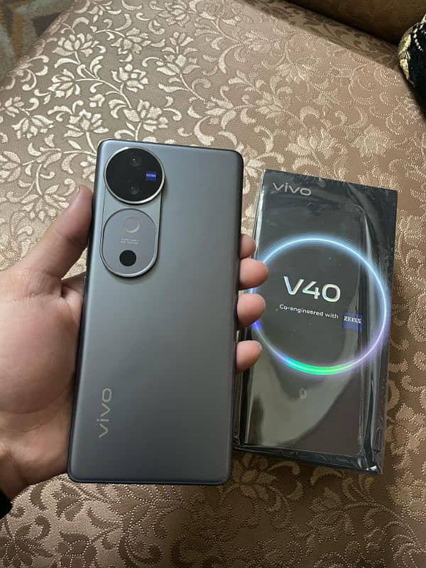 Vivo v40 1