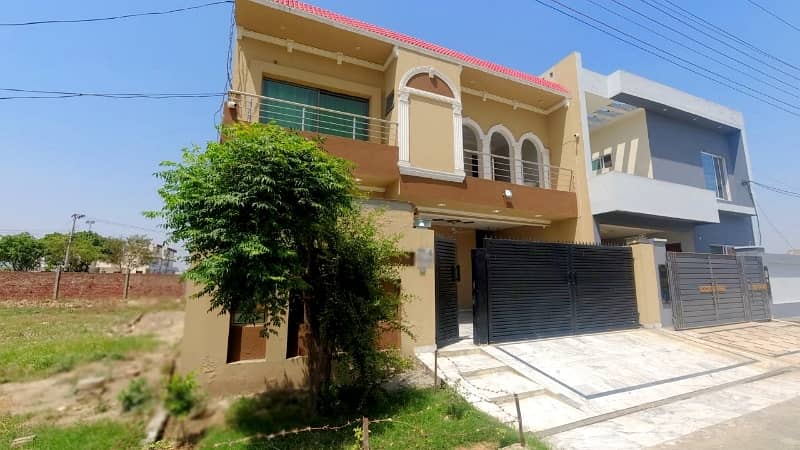 Prime Location 10 Marla House Situated In Public Health Society - Block A For Sale 2