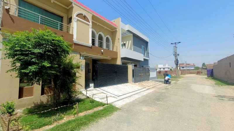 Prime Location 10 Marla House Situated In Public Health Society - Block A For Sale 3