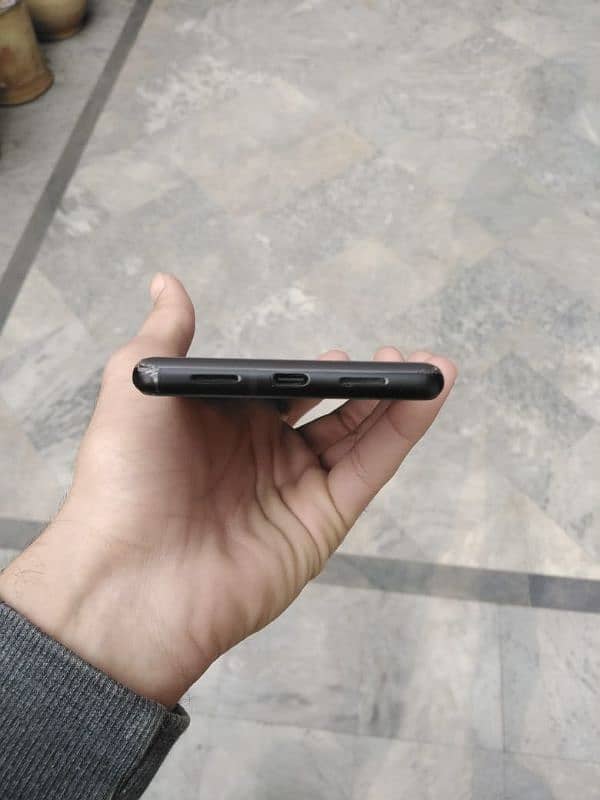 Google pixel 6pro 10/10 water pack phone 3